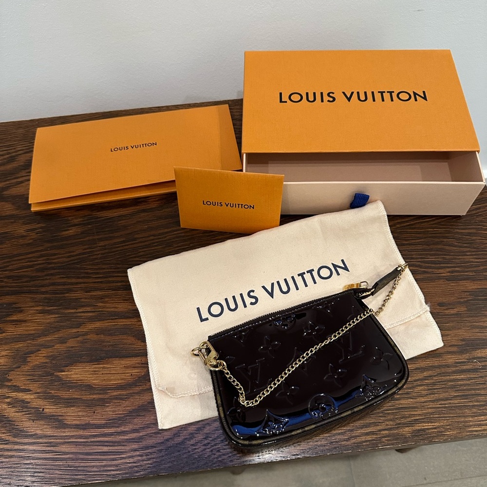 Louis Vuitton (RARE) - Mini Pouchette